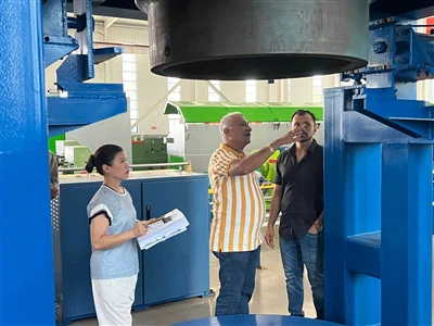 Kliendid tellivad ümberpööratud traadi tõmbamismasina